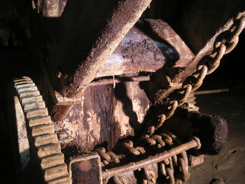 bfs_craneB_past_truck2.jpg - Close up of the winding gear and chain.
