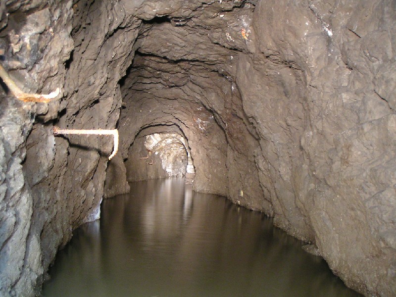 bs_deeplevel_passage.jpg - This is now approaching the junction with the rise and the beginning of Rampgill Vein.