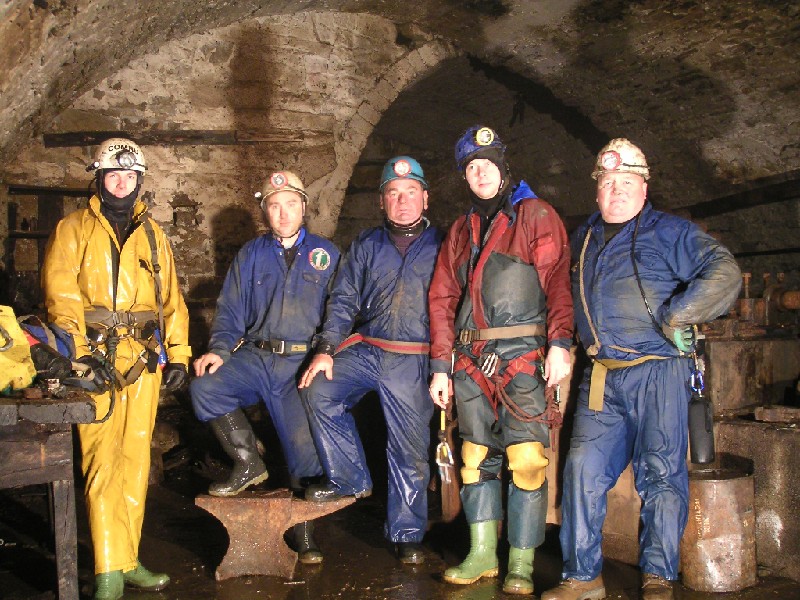 bs_lastbodsgroup_pelton.jpg - The final photograph of the day in the compressor room, after having taken a nose deep dip in the Nent Force Level. From left to right we have Karli, Lyndon, Mick, Mike (myself) and Ted. All for once looking surprisingly clean after a mining trip.