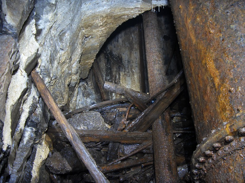 61_bs_shaftbot_2.jpg - Left view of the bottom of the Brewery Shaft. Where the armoured cable is, is the top of the debris pile that you land on.
