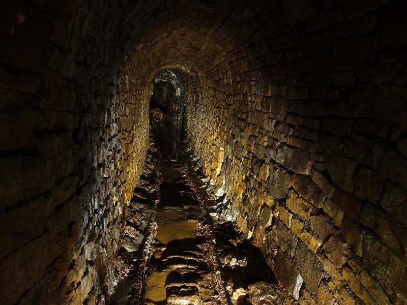 P3254920.JPG - Cobbles on the level floor.