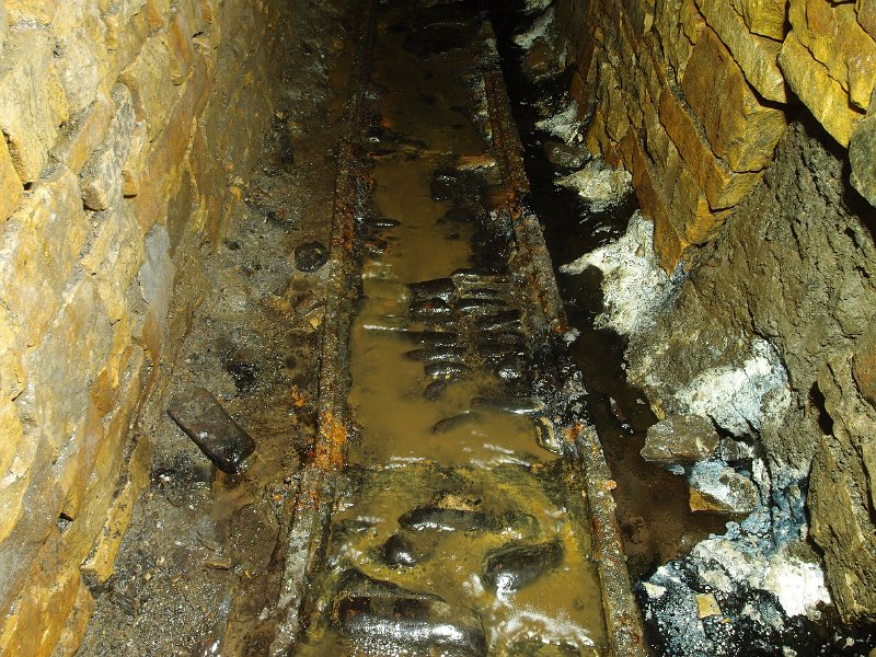 P3254921.JPG - Cobbles on the level floor.