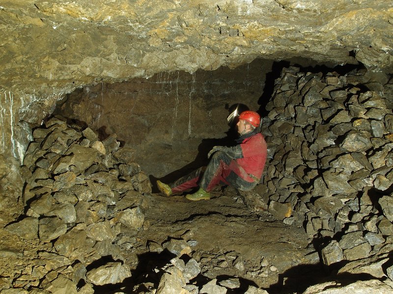 P3254933.JPG - Deads and small flat in the stopes above Brownley Hill Vein.