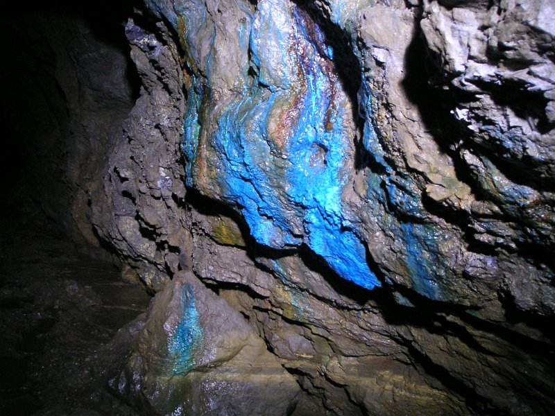PICT6214.jpg - A closer view of the blue secondary mineralisation.