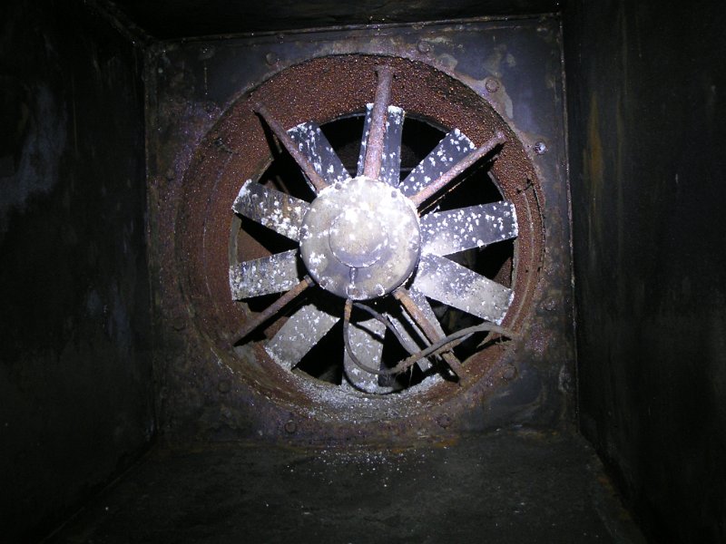 PICT6223.jpg - The fan inside the duct in the ventilation room.