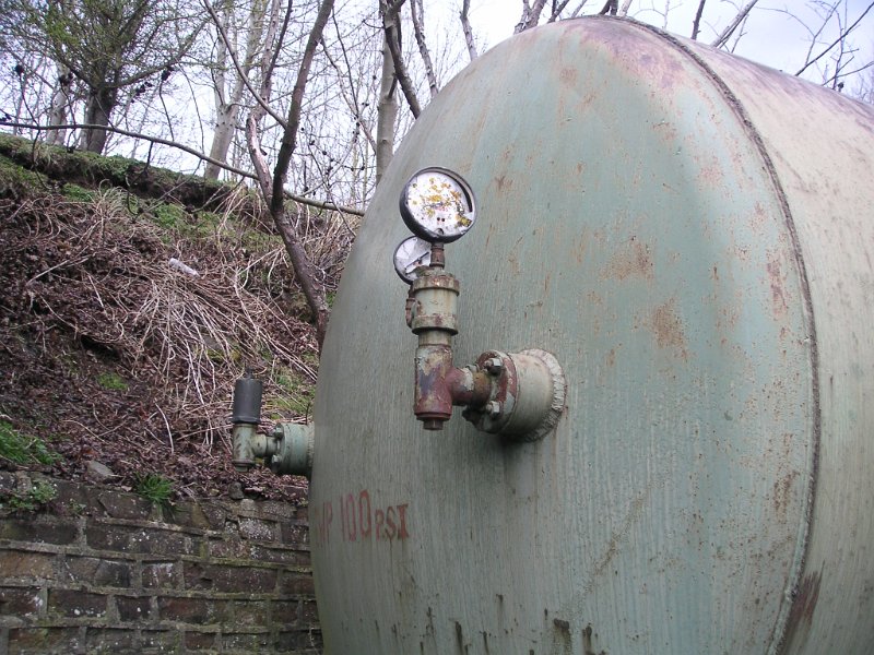 PICT6236.jpg - Air receiver pressure gauge.