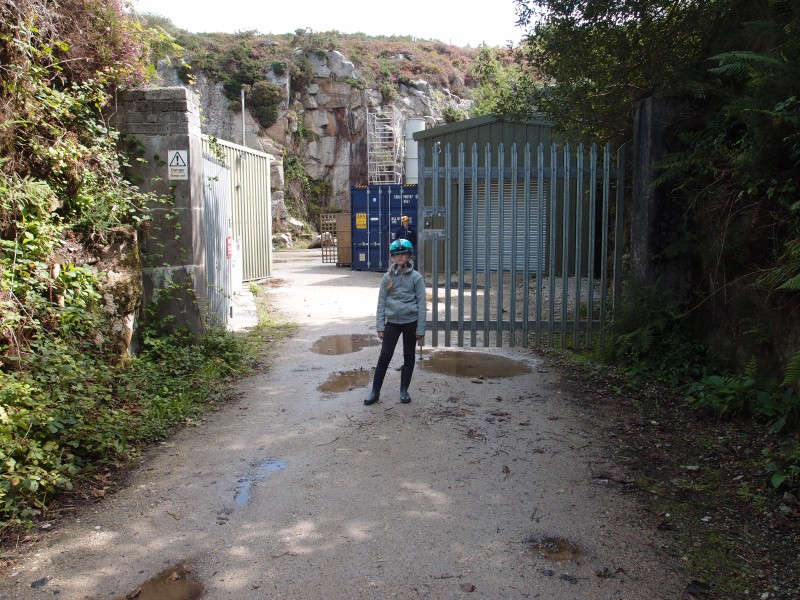 P8121470.JPG - Entrance to the quarry yard.
