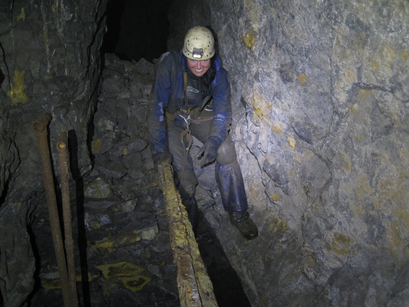 04_westendarcher_stope_crossing.jpg - The last ore chute and manway around the stopes of Archer's Rise.