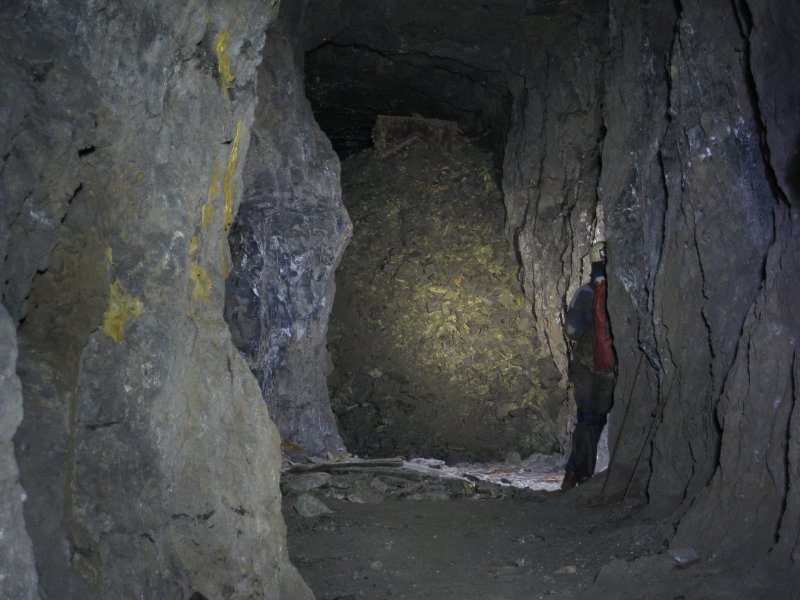 12_archer_stope_oretruckandslope.jpg - Rubble mound, with the truck at the top.