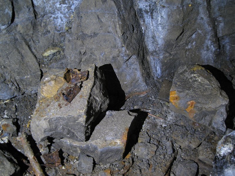 24_hbstopes_det_tins&fuse.jpg - Yet more detonator tins and fuse.