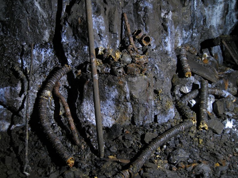 32_hbstopes_pipefittings.jpg - Pipe fittings, air hose, prodder and wooden stick.