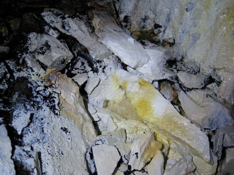 41_hbstopes_shaleschamber_calcite.jpg - Bright calcite in the shale chamber.