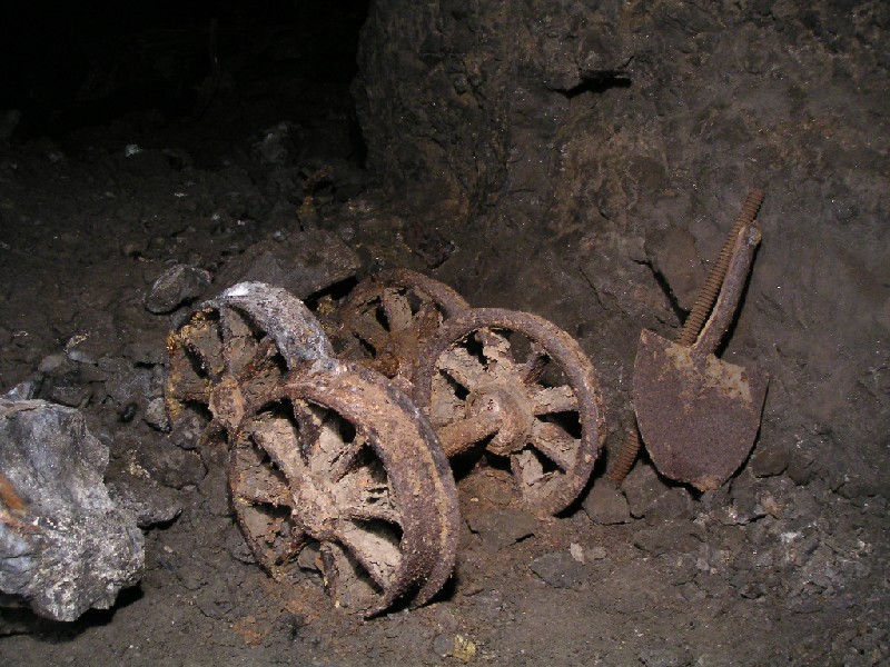 cc_mcnv_stope_wheelsandtools.jpg - In a little chamber to the right of the ochre, these wheels and tools were found.