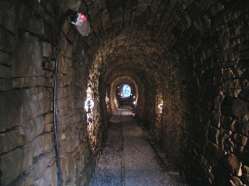 cl_exitpassage_stonearching.jpg - The main horse level into Carr's Mine, looking back towards the exit.