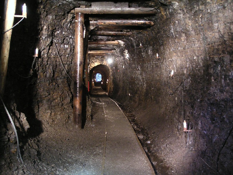 cl_exitpassageinshale.jpg - The main horse level into Carr's Mine, past the stone arching and into the shale, looking towards the exit.