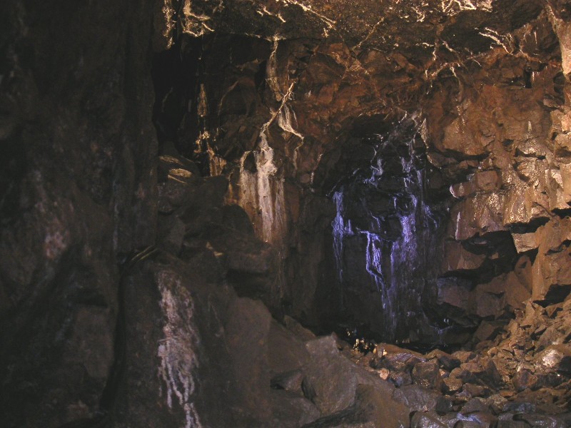 cl_minerals_in_cavernflat.jpg - The small cavity on the left.