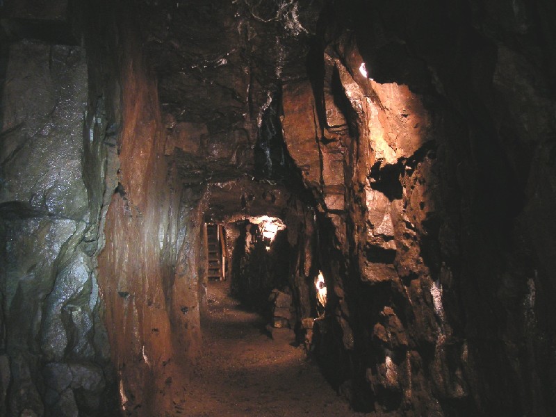 cl_nearcavernflat.jpg - Further along the stope the ladder steps lead up to the Hammer Head, a small working.