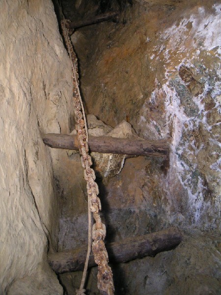 07_botnarrowstopepitch_chain.jpg - Bottom of the Narrow Stope pitch, and the heavy chain attached to a stemple.
