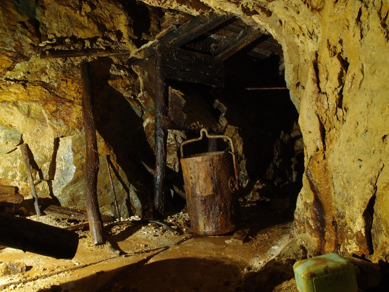 P6143322.JPG - Kibble in stope. 80' Level.