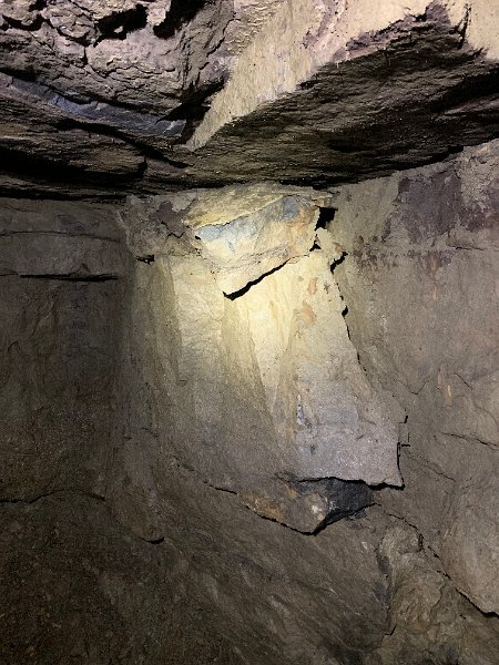 IMG_0156.jpg - Missing bits of wall, with others waiting to come down in the stope.