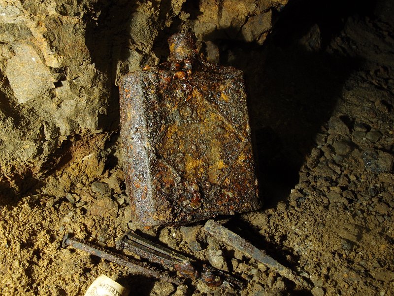 P8063941.JPG - Powder tin, nails and pipe bowl.