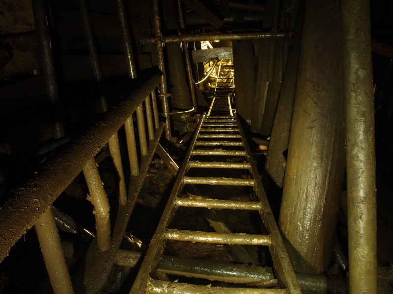 P1122327.JPG - Bottom of the shaft, looking up the very long ladder way.