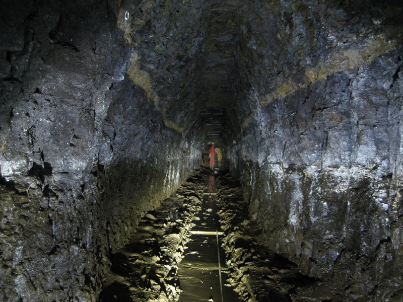IMG_1408.jpg - Looking along the straight drive in. Rope is being attached to the tub for removal.