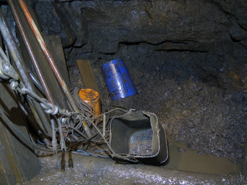 Img_3844.jpg - Spoil at the back of the first staging platform, and part of the pully system.