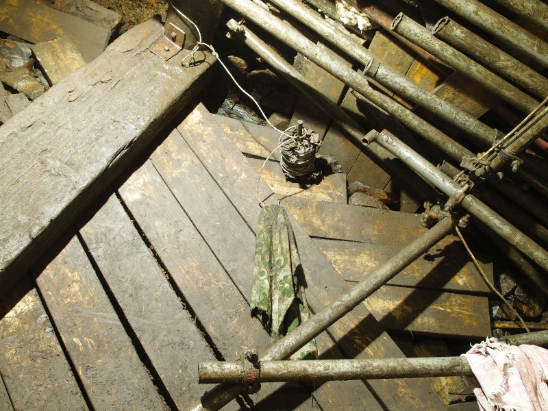 P3118440.JPG - Left hand side of the shaft wall.