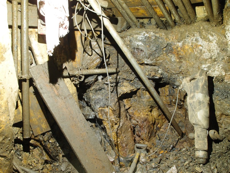 P3118448.JPG - Left hand corned of the shaft bottom.