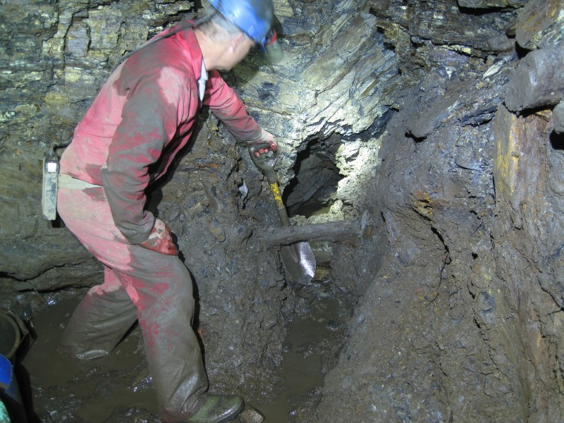 IMG_0047.JPG - The way on at the shaft bottom.