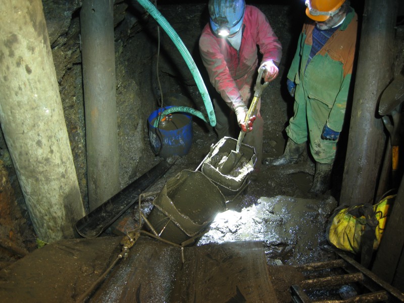 IMG_0053.JPG - Kibble filling.