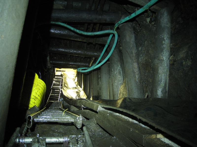 IMG_0060.JPG - Looking up the shaft from the Patterson Sill.