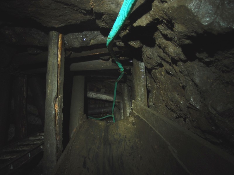 P7236069.JPG - Looking up from the bottom. up the vertical bit of the shaft.