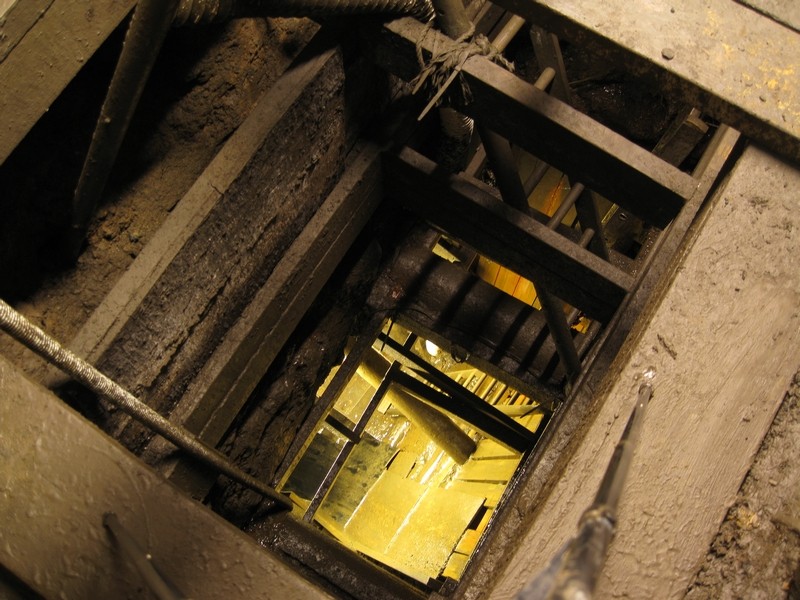 IMG_5894.JPG - View down the shaft and the start of the slope.