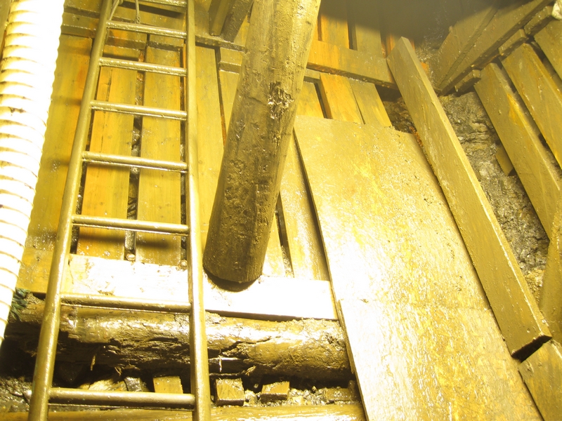 IMG_5899.JPG - In the shaft, start of the slope.