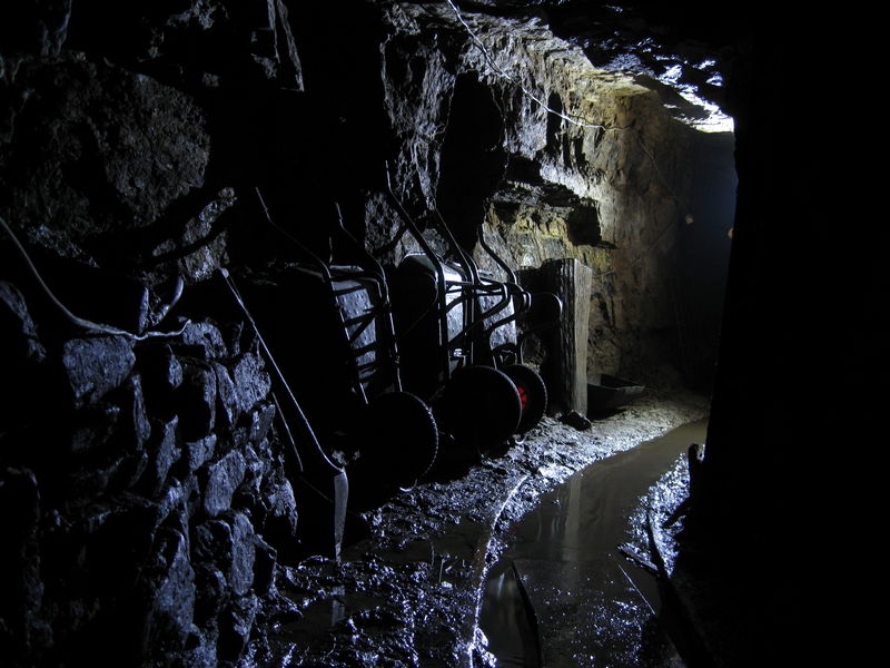 IMG_5920.JPG - Barrows at the ready.