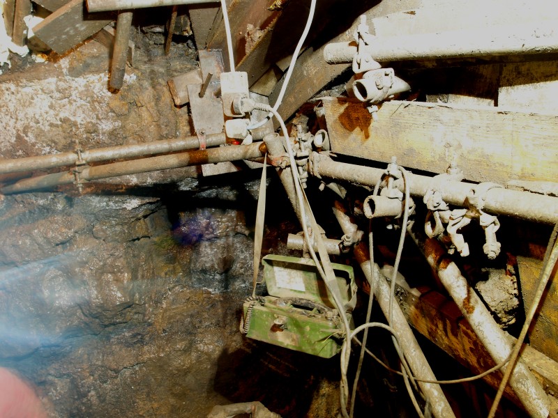 P5279105.JPG - More steel work across the foot and hanging walls.