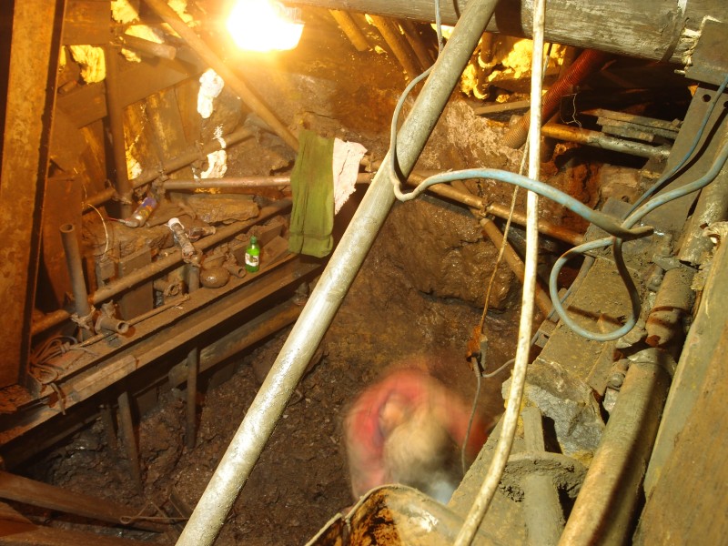 P5279107.JPG - Looking down to the working floor.