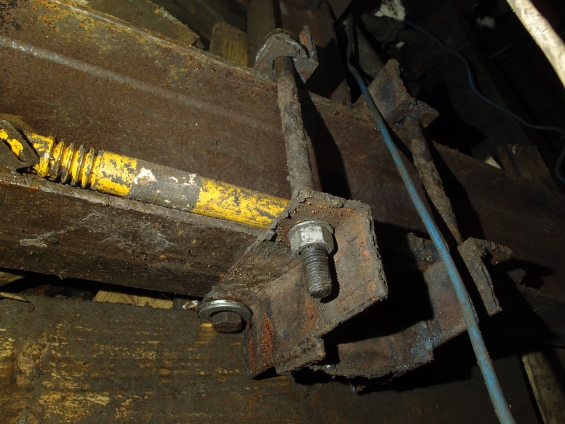 P5279129.JPG - Steel supports.