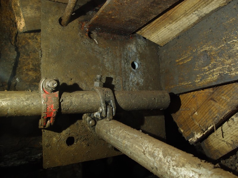 P5279130.JPG - Steel supports.