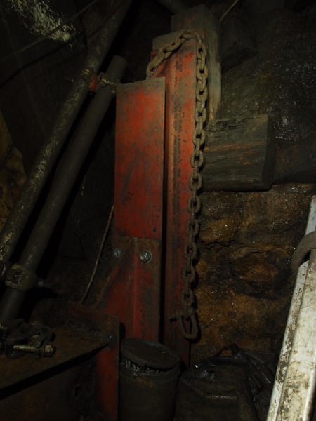 P5279134.JPG - Steel supports.