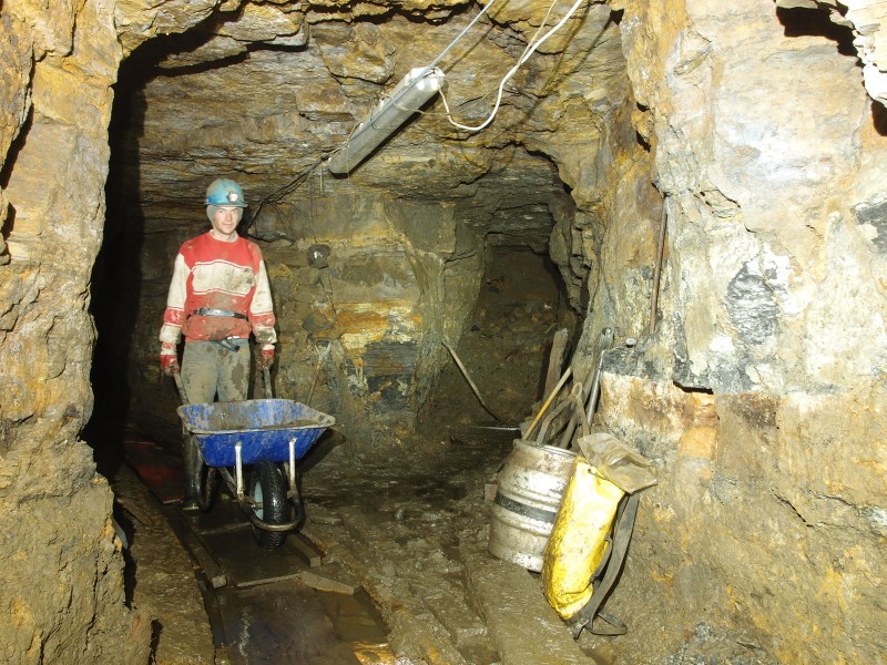 P5279138.JPG - Nathan doing the barrow boy duties.