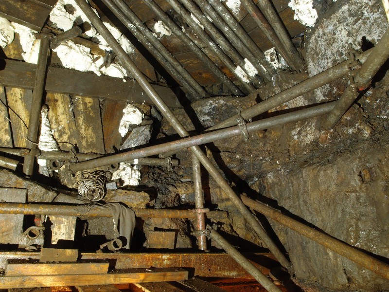 P7299945.JPG - Spiling and wooden backing above the platform.