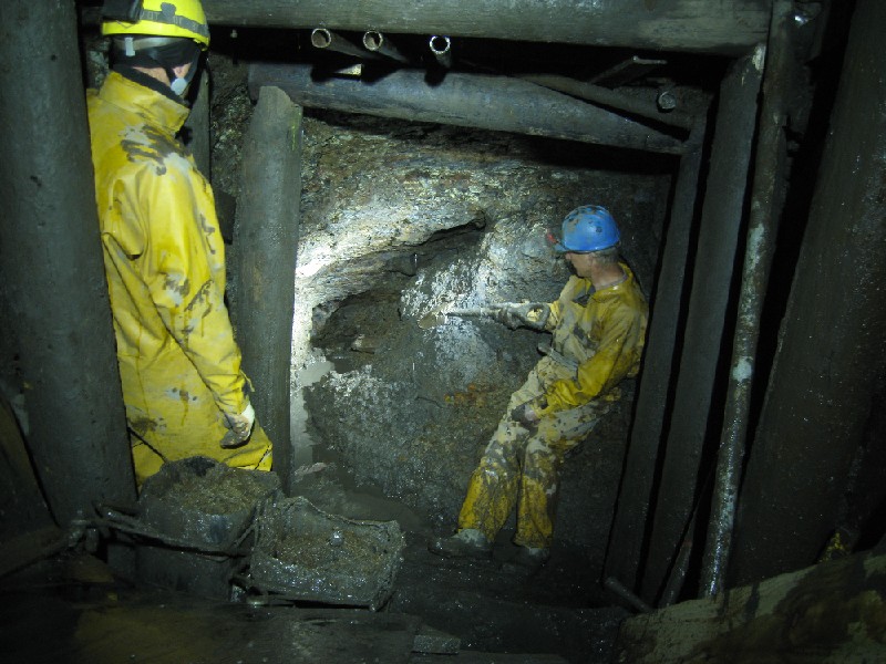 IMG_0029.JPG - As you can see, this is a hole.