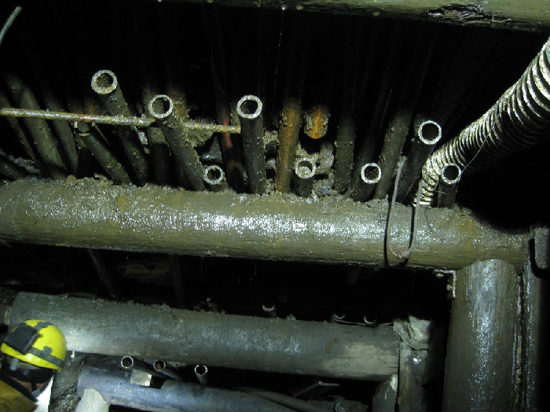 IMG_0031.JPG - Spilling below the chamber that was discovered, note the white ventilation trunking.