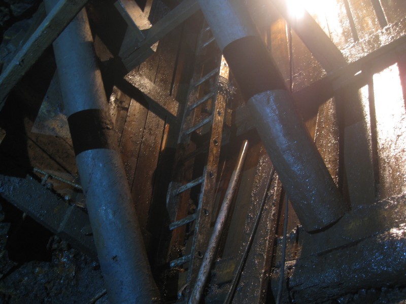 IMG_2762.jpg - Looking up from the shaft bottom.