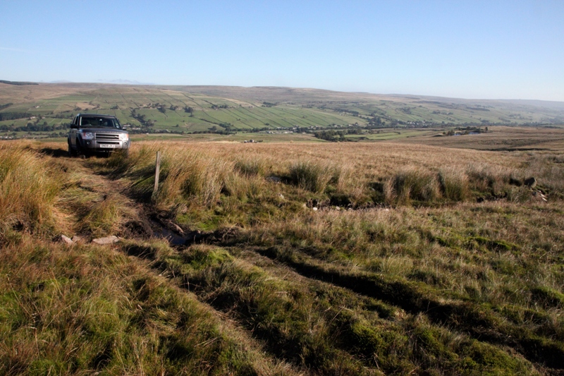 04_4x4s.jpg - 4x4 along the fell side.