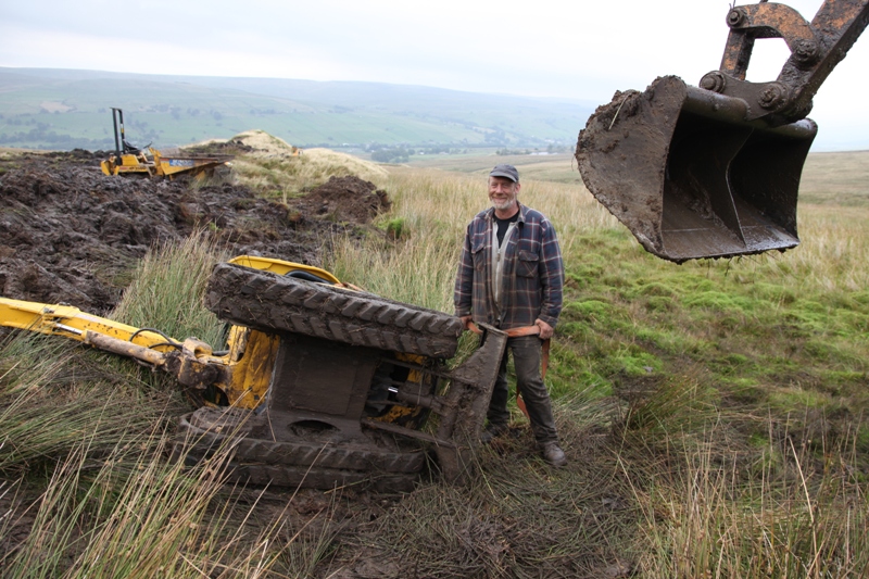 12_diggernap.jpg - The mother comes to tend her fallen young.