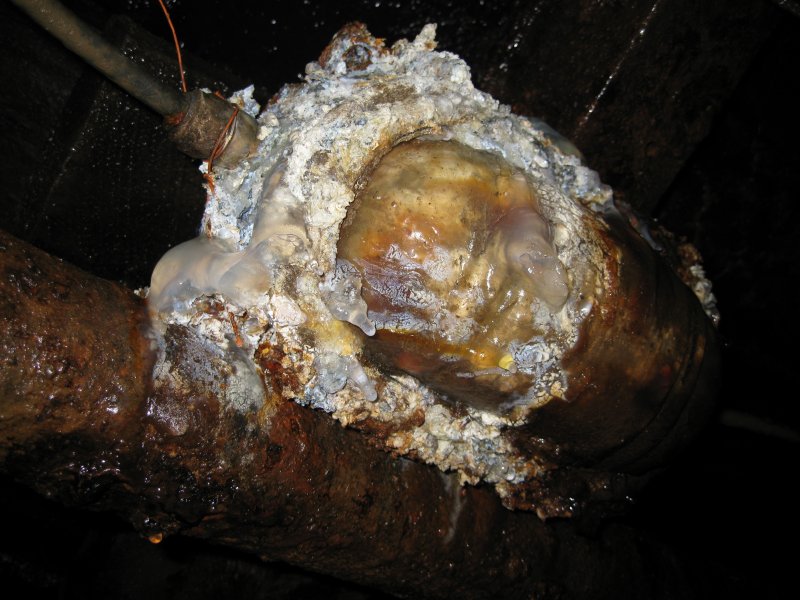 IMG_1698.jpg - One of the badly corroded bulkhead lights at the top of the decline.